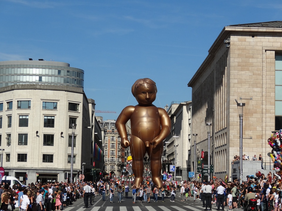 Parade balloons manneke pis mont des arts