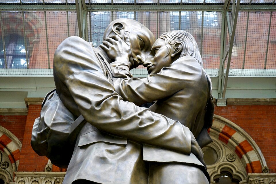 Couple leaving st pancras station