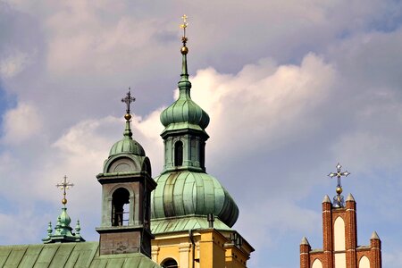 Cross the roofs monuments