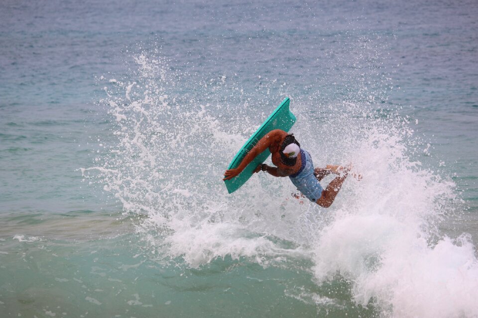 Surfer sea maui
