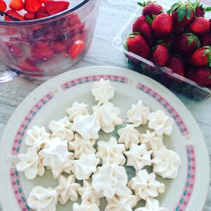 Meringue strawberries dessert
