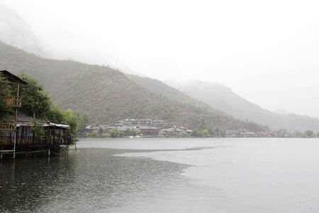 Rain lugu lake empty mont