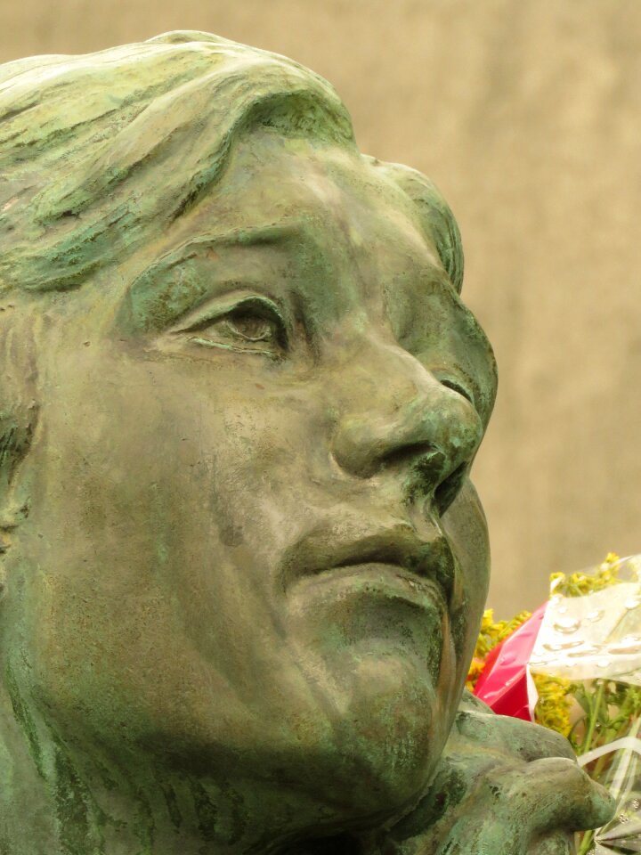 Monument angel bust