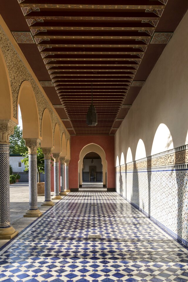 Arcade oriental building photo