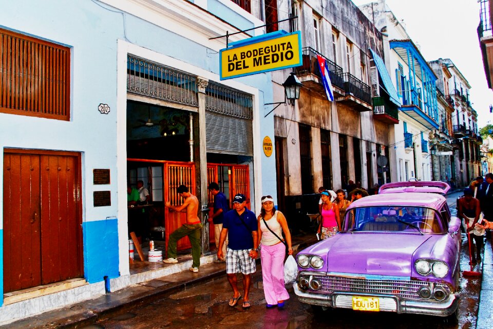 Street old car bodeguita del médio