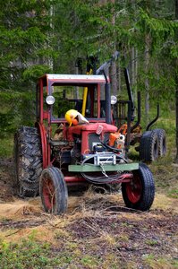 Tractor ultervattnet forest