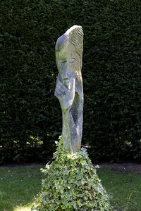 Sculptor lameck bonjisi ivy grass