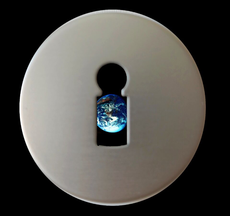 Spannern curiosity peephole