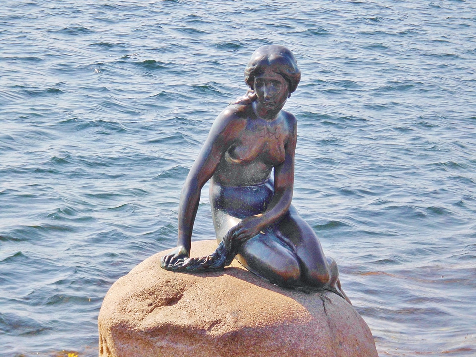 Tourist attraction figure statue