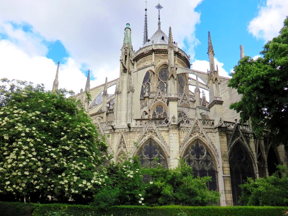 Bedside square flying buttresses