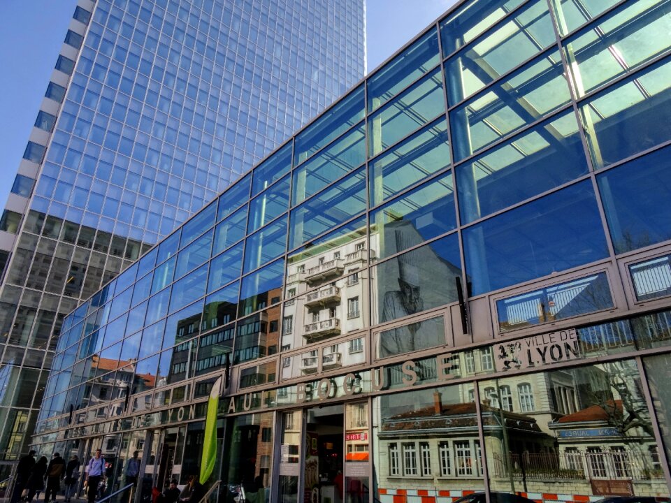 Incity glass reflection