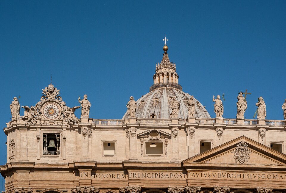 Saint-pierre dome statues
