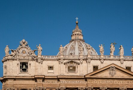 Saint-pierre dome statues
