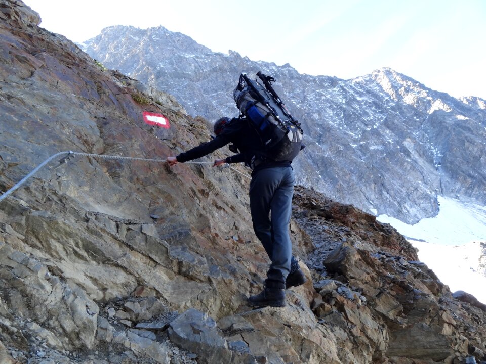 Climbing sportive man