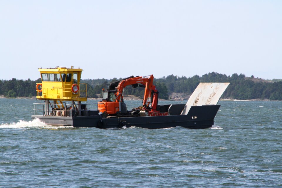 Sea transport vessel
