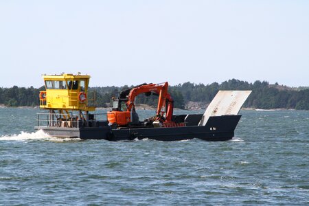 Sea transport vessel