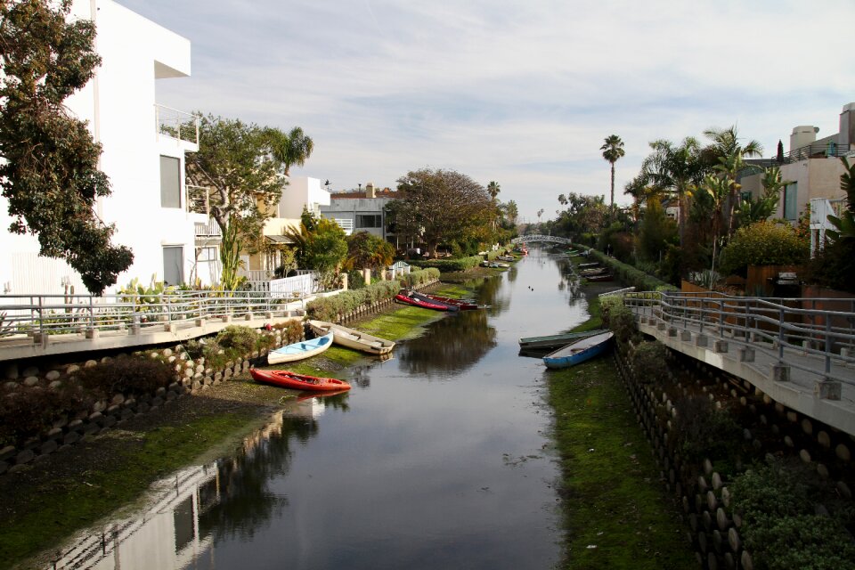 Lifestyle walkway boat