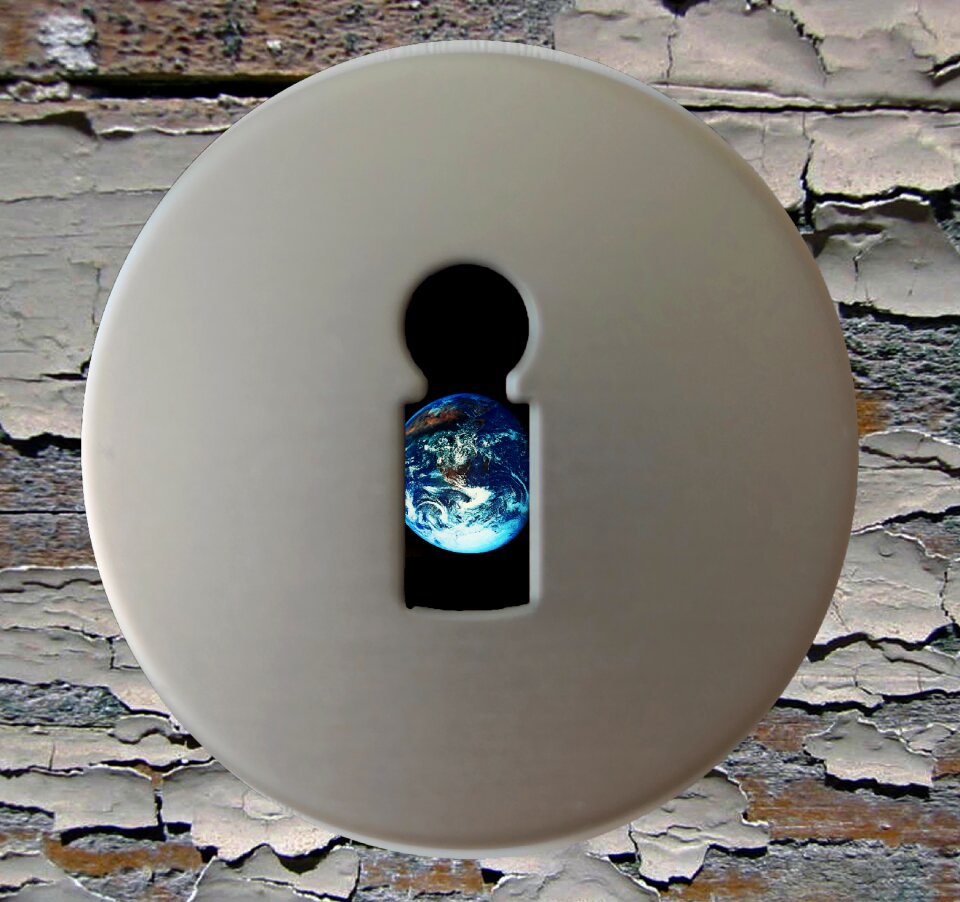 Spannern curiosity peephole