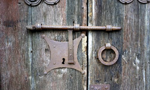 Wood aldaba lock