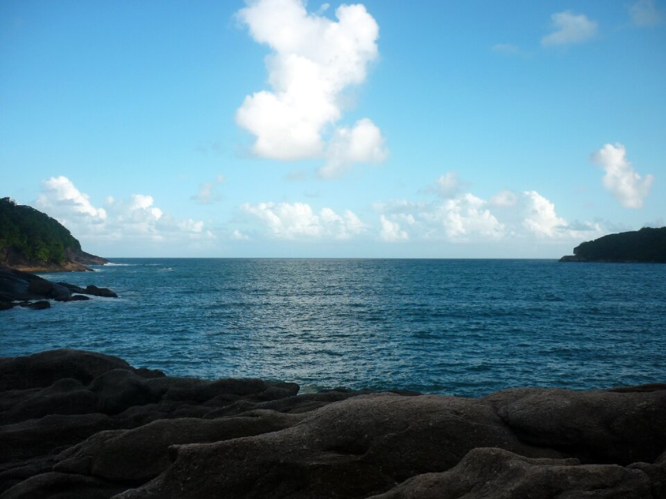 Rocks clouds beira mar