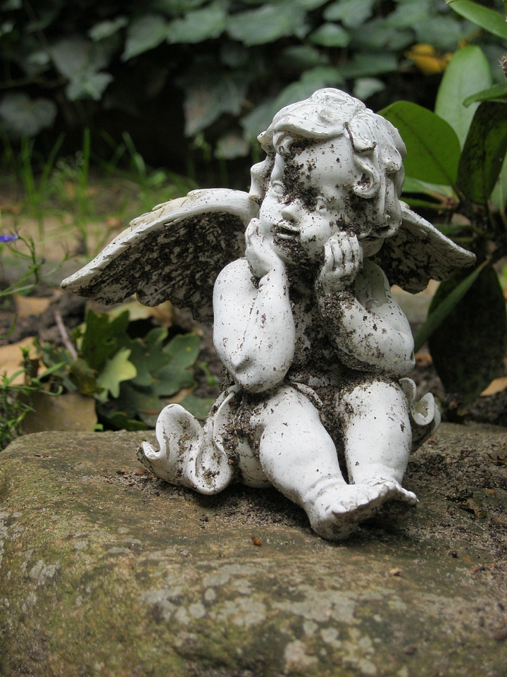 Angel memorial tombstone