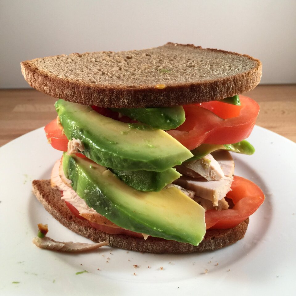 Sandwich avocado tomato