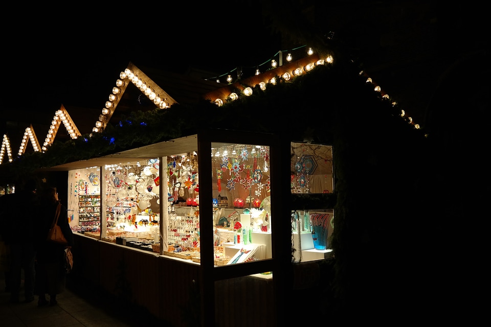 Market stall lighting