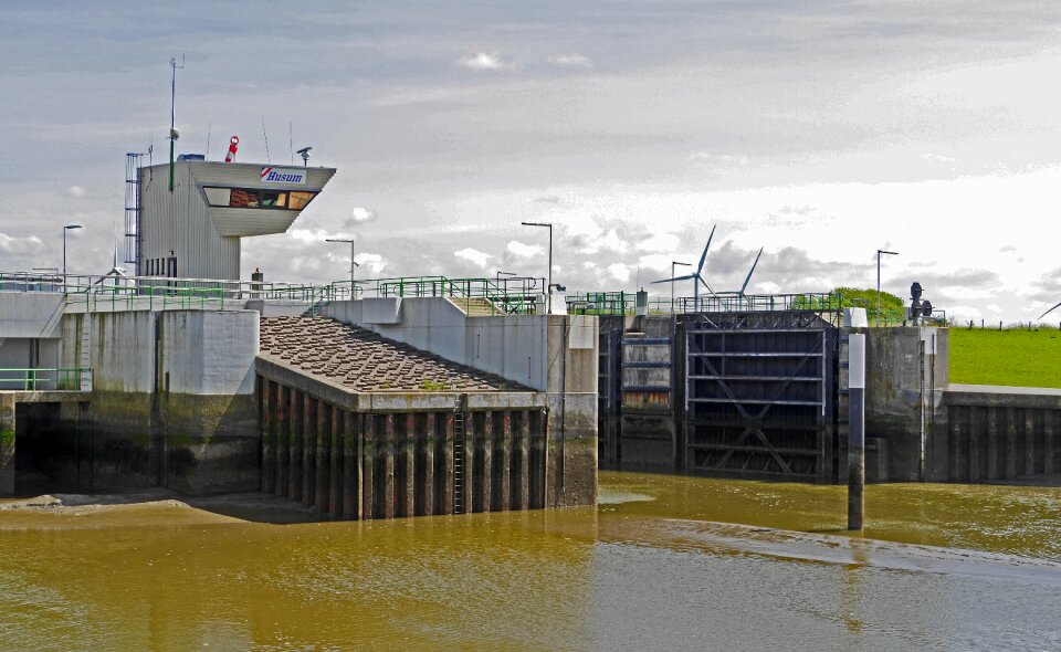 Deichtor control tower floodgate
