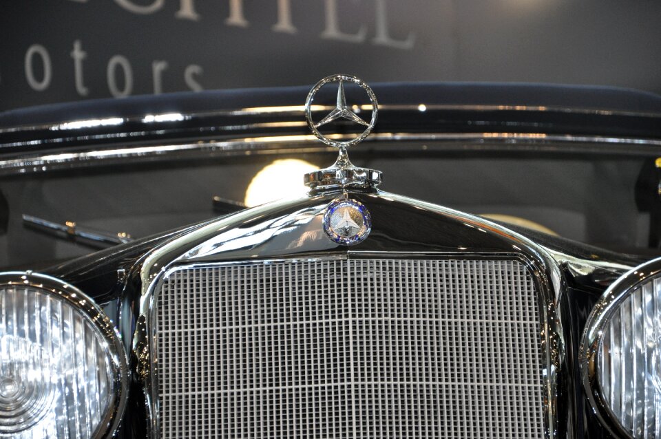 Car monument merc