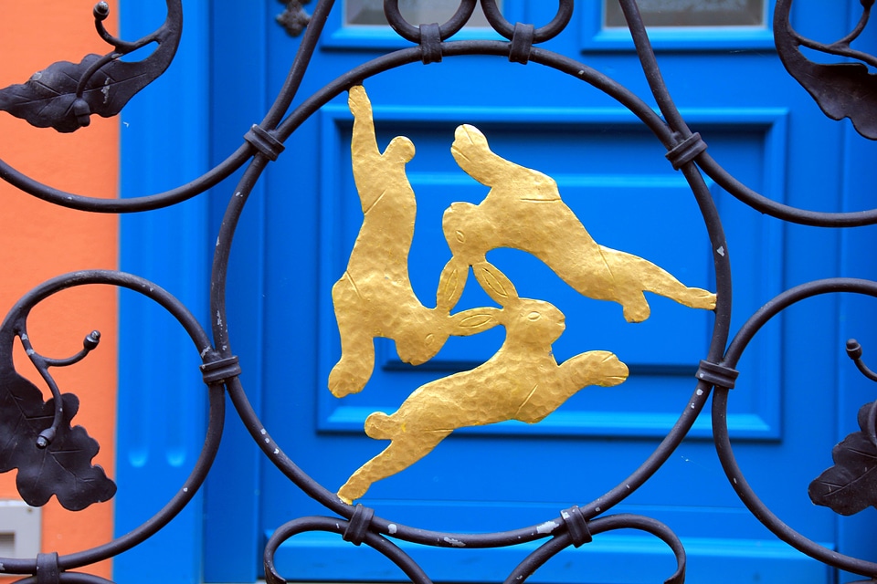 Hare hare window gold