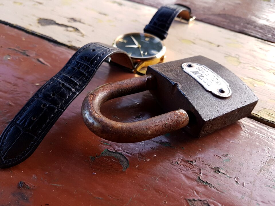 Male watch mechanics measurement of time