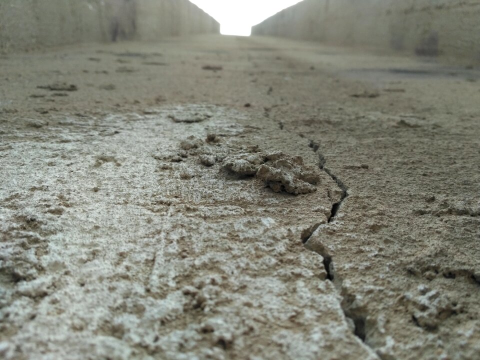 Split crack wall photo