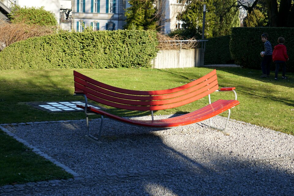 Park bench oblique to difficult to been