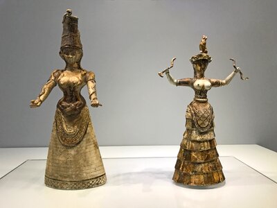 Old minoan snake goddess