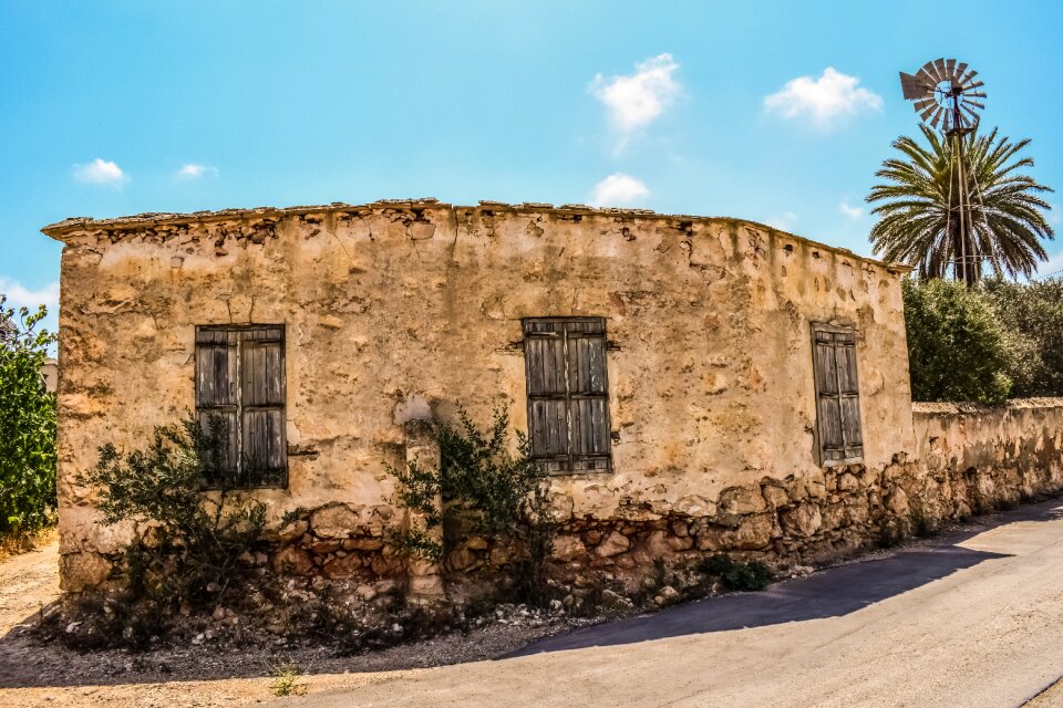 Weathered decay architecture