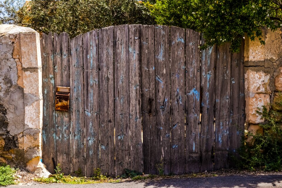 Aged weathered decay