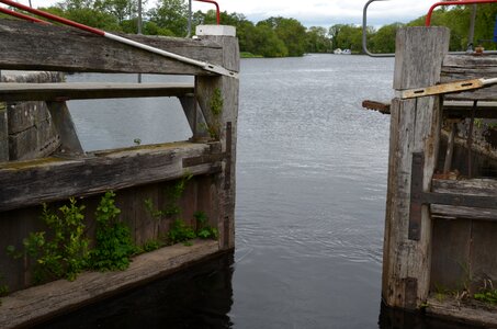 Channel weir shipping