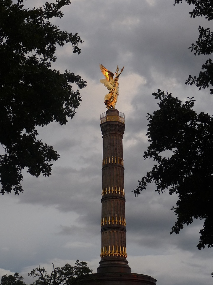 Landmark statue city