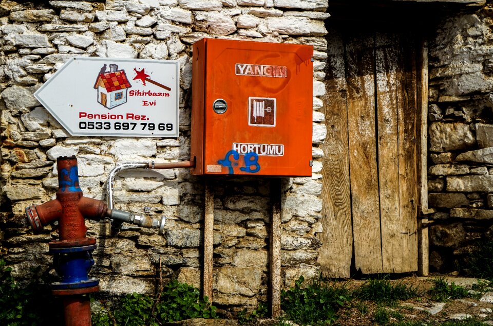 Waste wall building