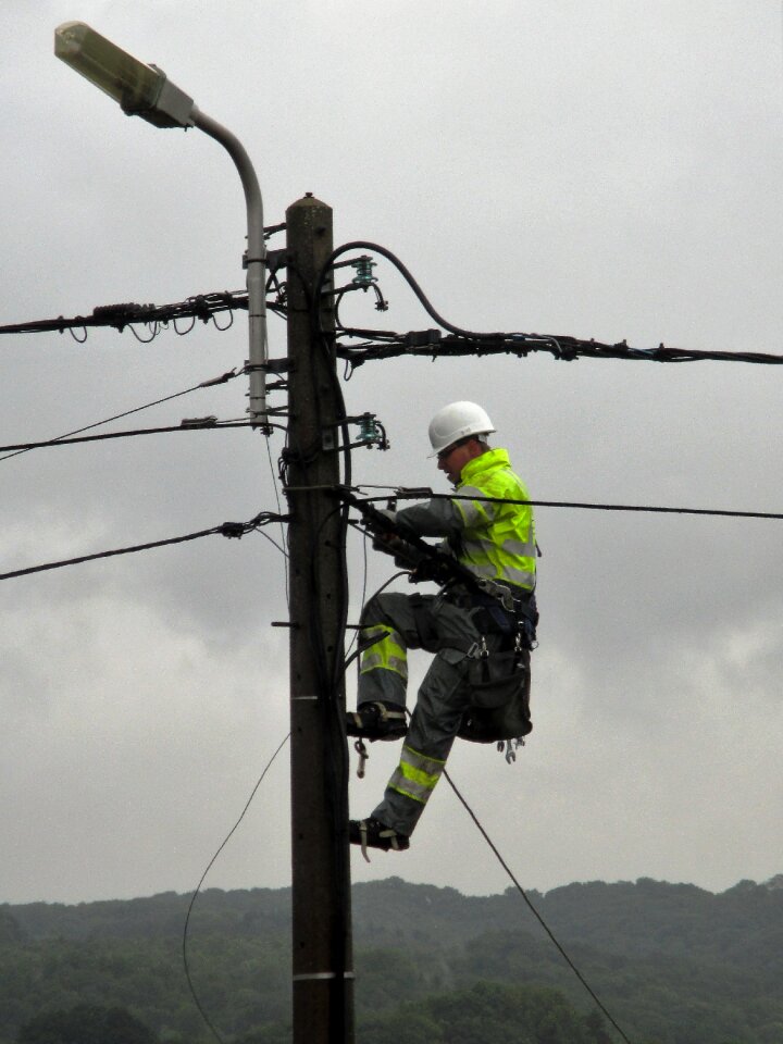 Worker electric wires street lamp