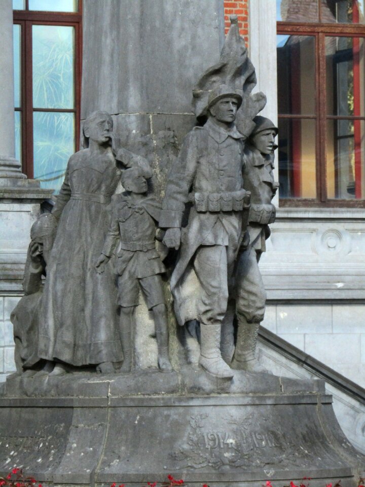 Monument military statue