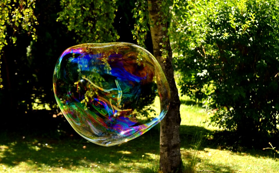 Make soap bubbles wabbelig iridescent