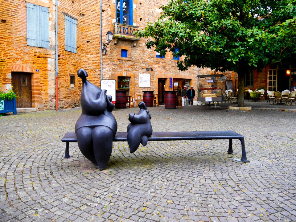 Daughter sculpture street decoration