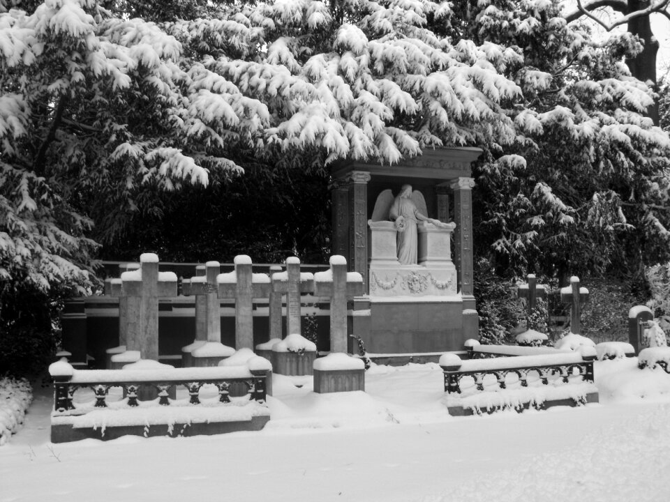 Grave monument memorial