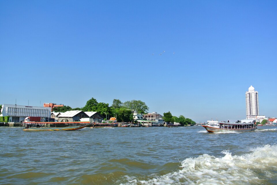 River ship travel
