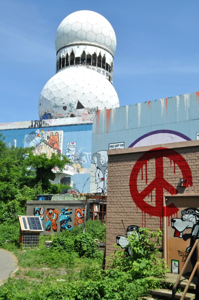 Dome graffiti interception station
