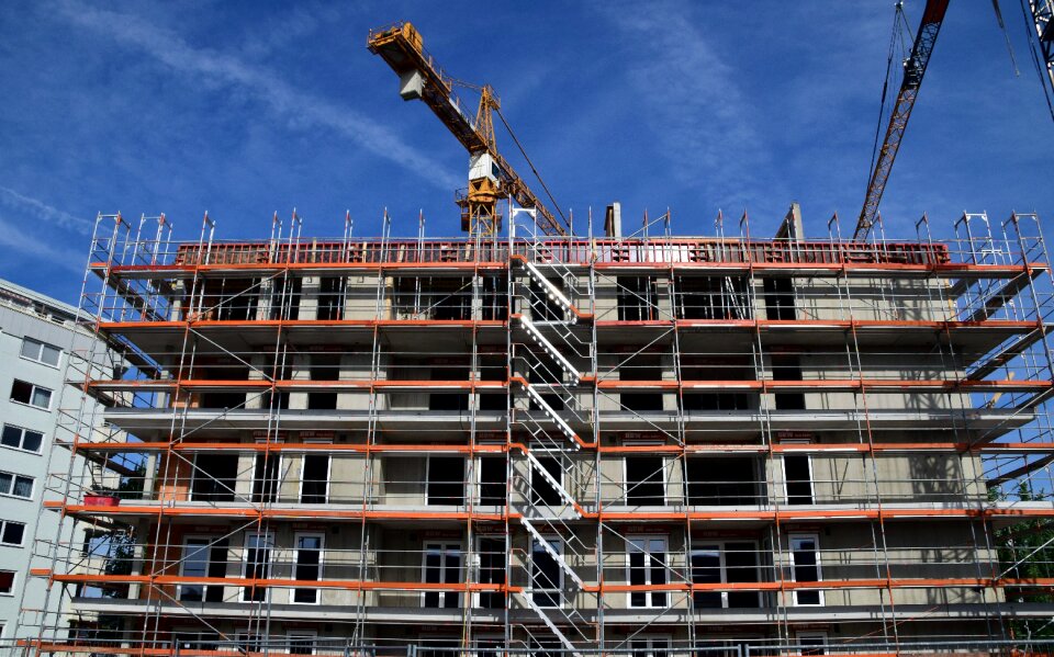 New building scaffold crane