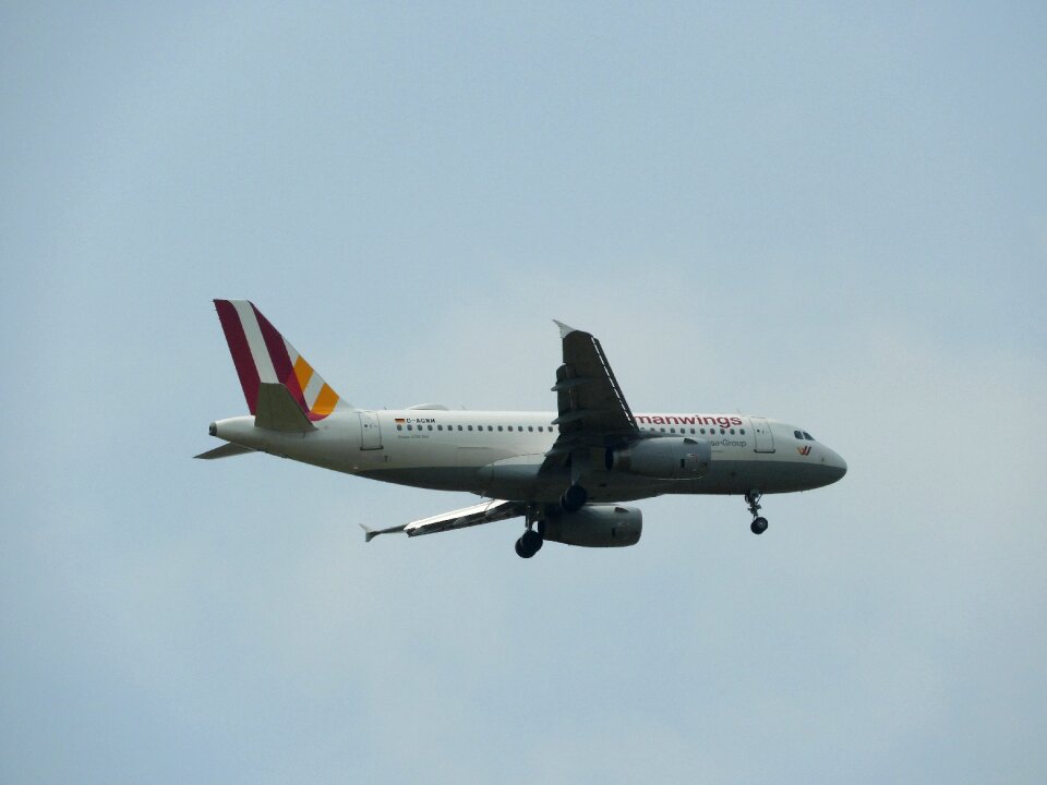 Landing aircraft flyer