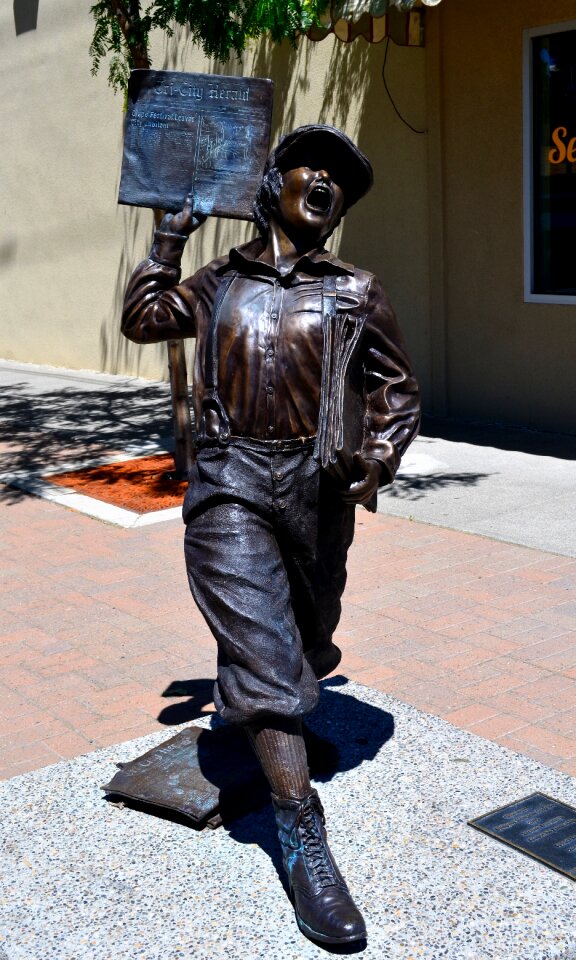 News sculpture metal