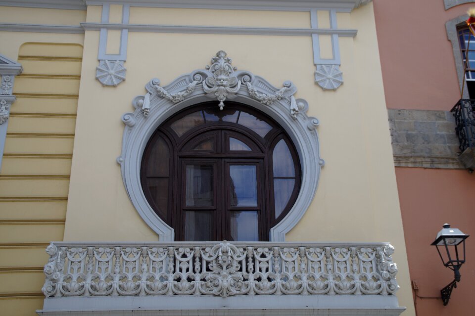 Verschnörkelt facade building